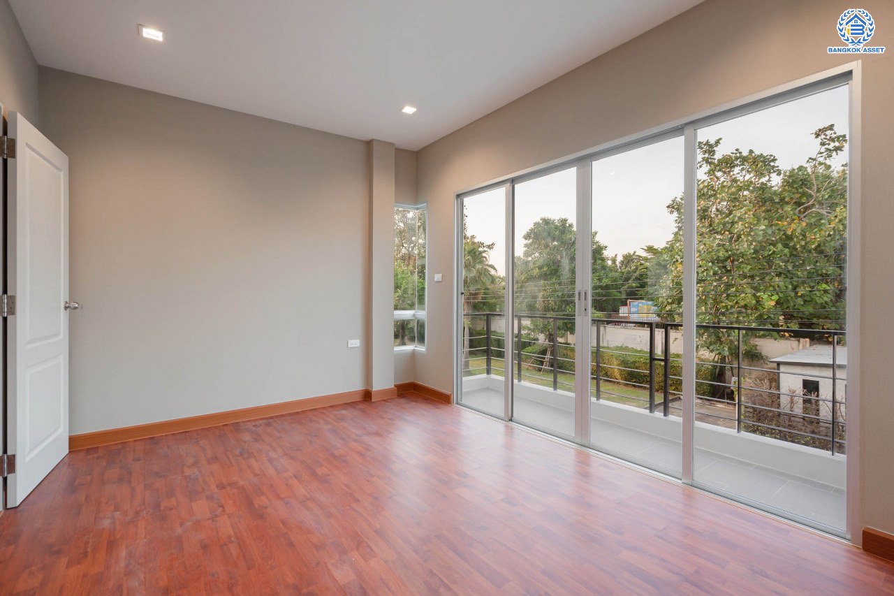 บ้านมือสองตกแต่งใหม่ โครงการ ไลฟ์บางกอกบูเลอวาร์ด ราชพฤกษ์-รัตนาธิเบศร์ เนื้อที่ 63 ตร.ว. ดีไซน์ตอบทุกไลฟ์สไตล์ ฟังก์ชัน 3 ห้องนอน 5 ห้องน้ำ 1 ห้องแม่บ้าน จอดรถได้ 2 คัน บนทำเลติดถนนราชพฤกษ์ ใกล้โรงเรียนเด่นหล้า  ห้าง Robinson Lifestyle Ratchaphruek เชื่อมต่อทุกเส้นทาง ใกล้รถไฟฟ้าสายสีชมพู "สถานีปากเกร็ด" และจุดขึ้นทางด่วน "ศรีรัช"